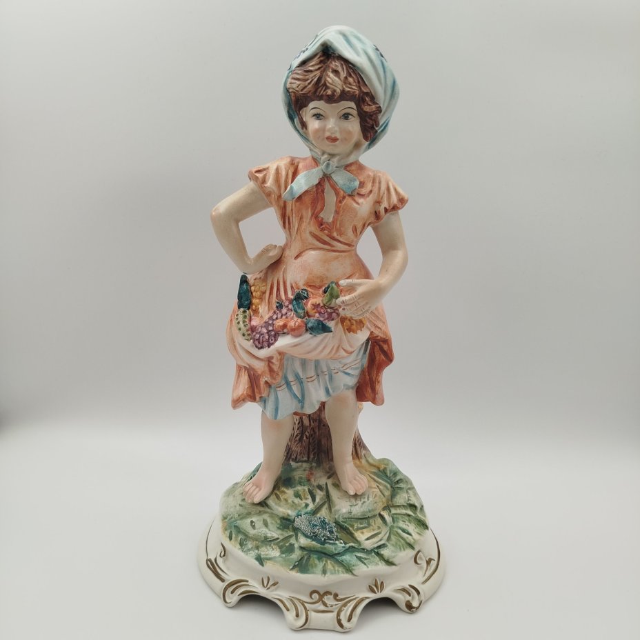 Статуэтка "Девочка с фруктами" в стилистике Capodimonte, фаянс, роспись, Европа, 1970-1990 гг.