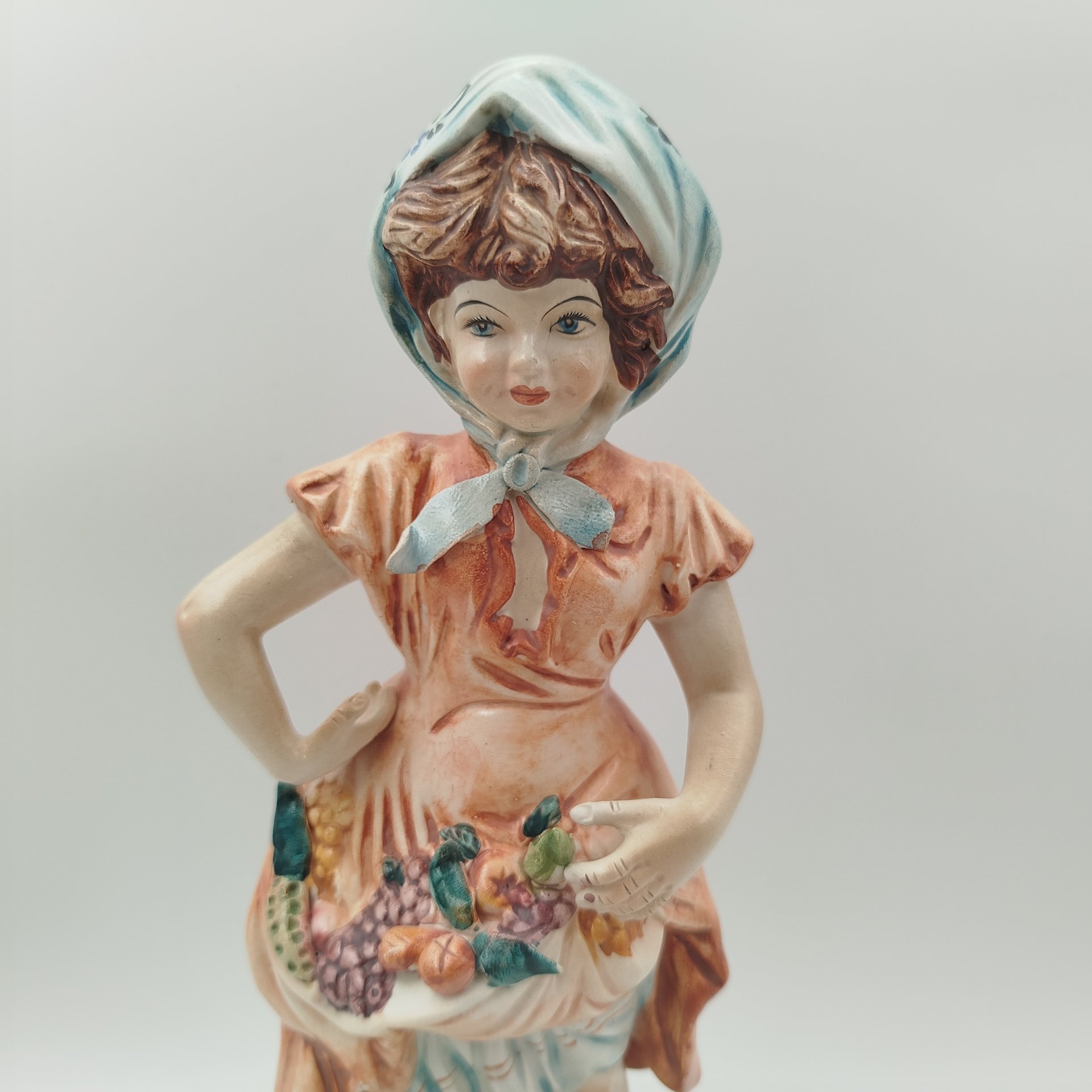 Статуэтка "Девочка с фруктами" в стилистике Capodimonte, фаянс, роспись, Европа, 1970-1990 гг.