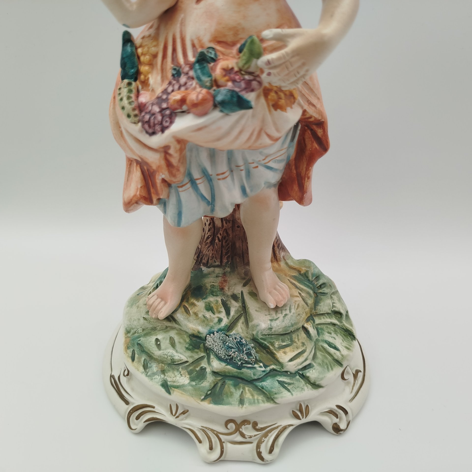 Статуэтка "Девочка с фруктами" в стилистике Capodimonte, фаянс, роспись, Европа, 1970-1990 гг.