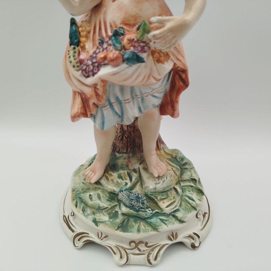 Статуэтка "Девочка с фруктами" в стилистике Capodimonte, фаянс, роспись, Европа, 1970-1990 гг.