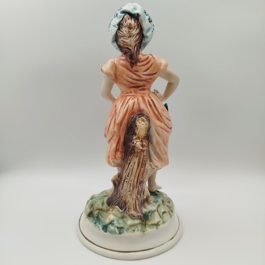 Статуэтка "Девочка с фруктами" в стилистике Capodimonte, фаянс, роспись, Европа, 1970-1990 гг.