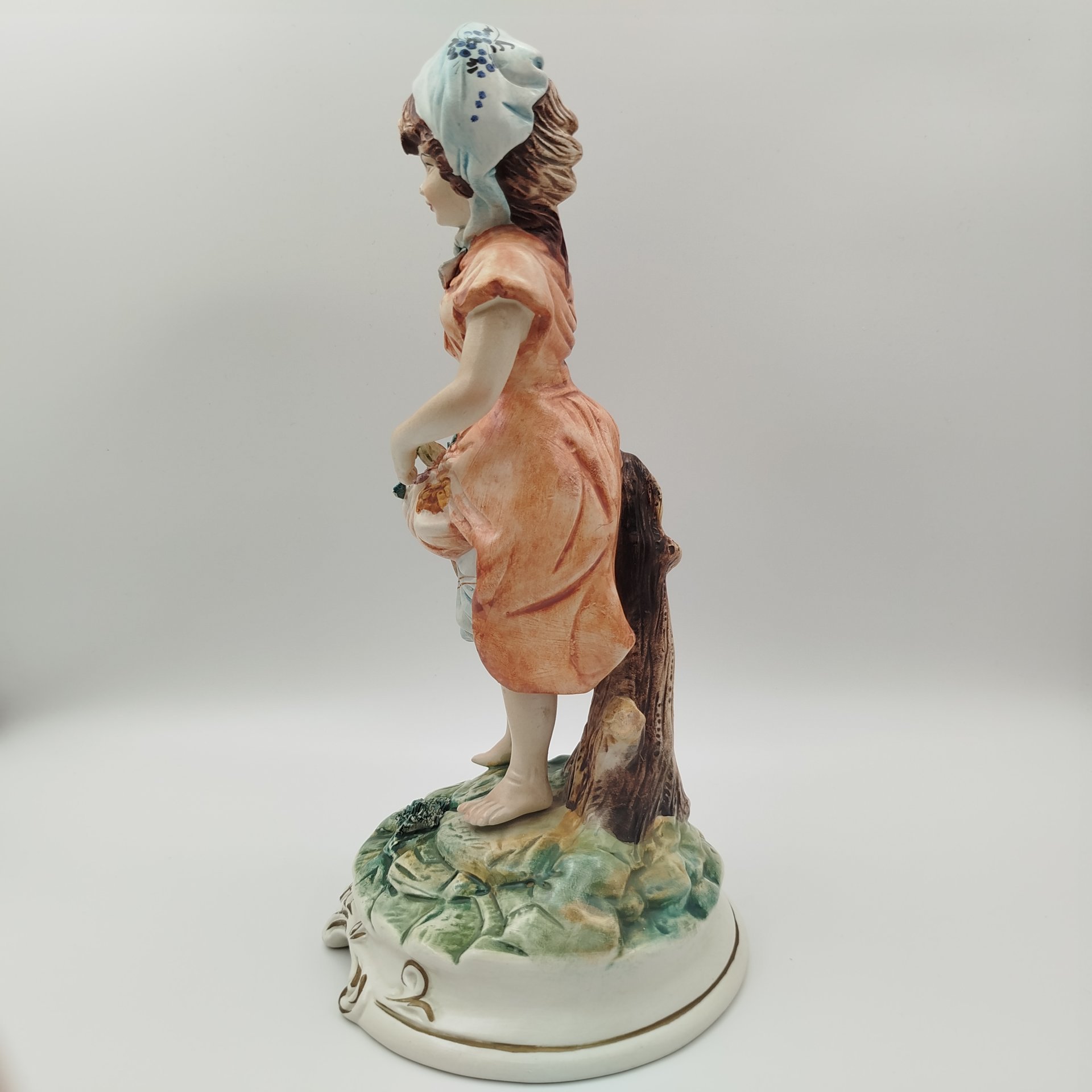 Статуэтка "Девочка с фруктами" в стилистике Capodimonte, фаянс, роспись, Европа, 1970-1990 гг.
