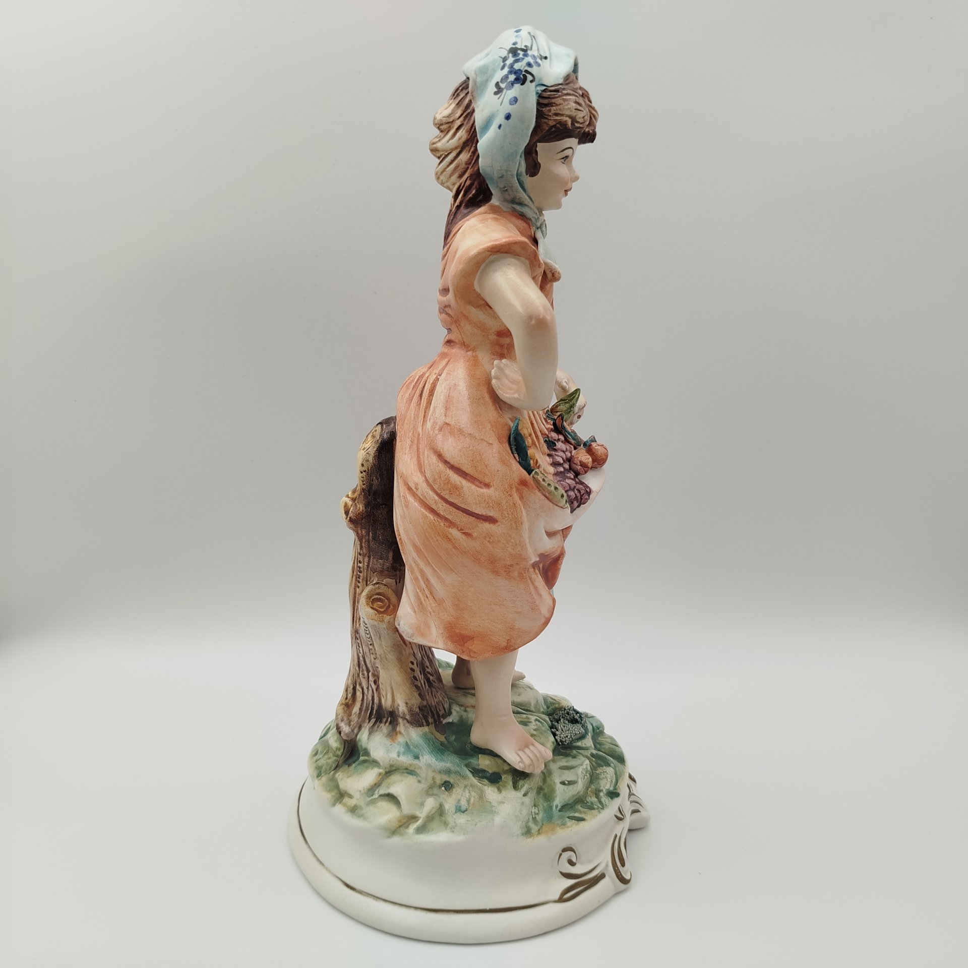 Статуэтка "Девочка с фруктами" в стилистике Capodimonte, фаянс, роспись, Европа, 1970-1990 гг.