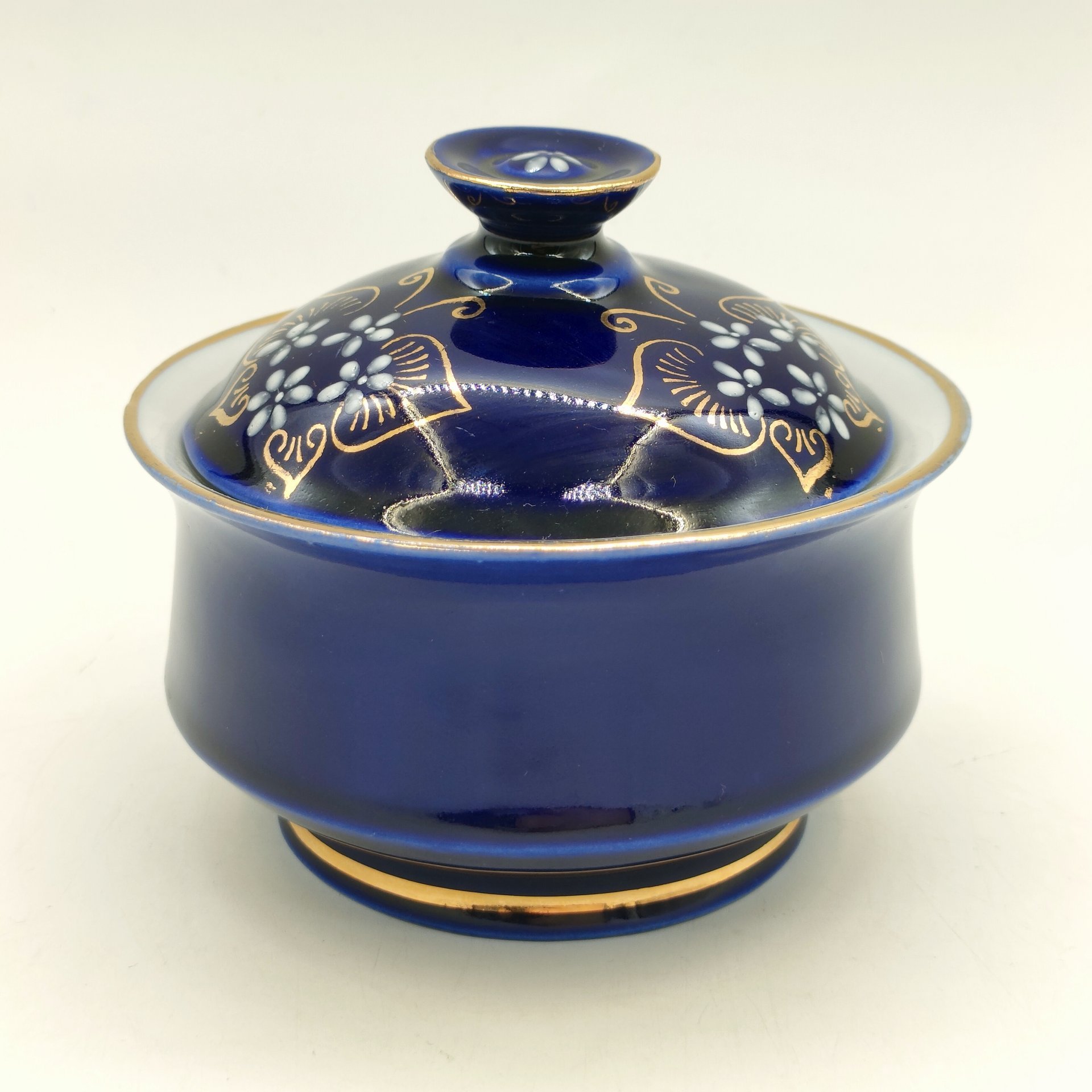 Сахарница с изящным растительным узором, фарфор, крытье кобальтом, золочение, роспись, Бронницкий завод фарфоровых изделий «Возрождение», СССР, 1980-1990 гг.