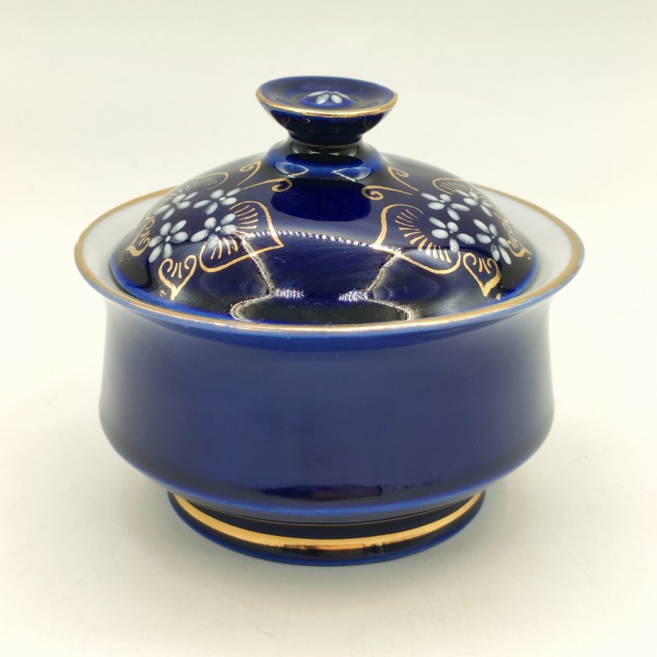 Сахарница с изящным растительным узором, фарфор, крытье кобальтом, золочение, роспись, Бронницкий завод фарфоровых изделий «Возрождение», СССР, 1980-1990 гг.