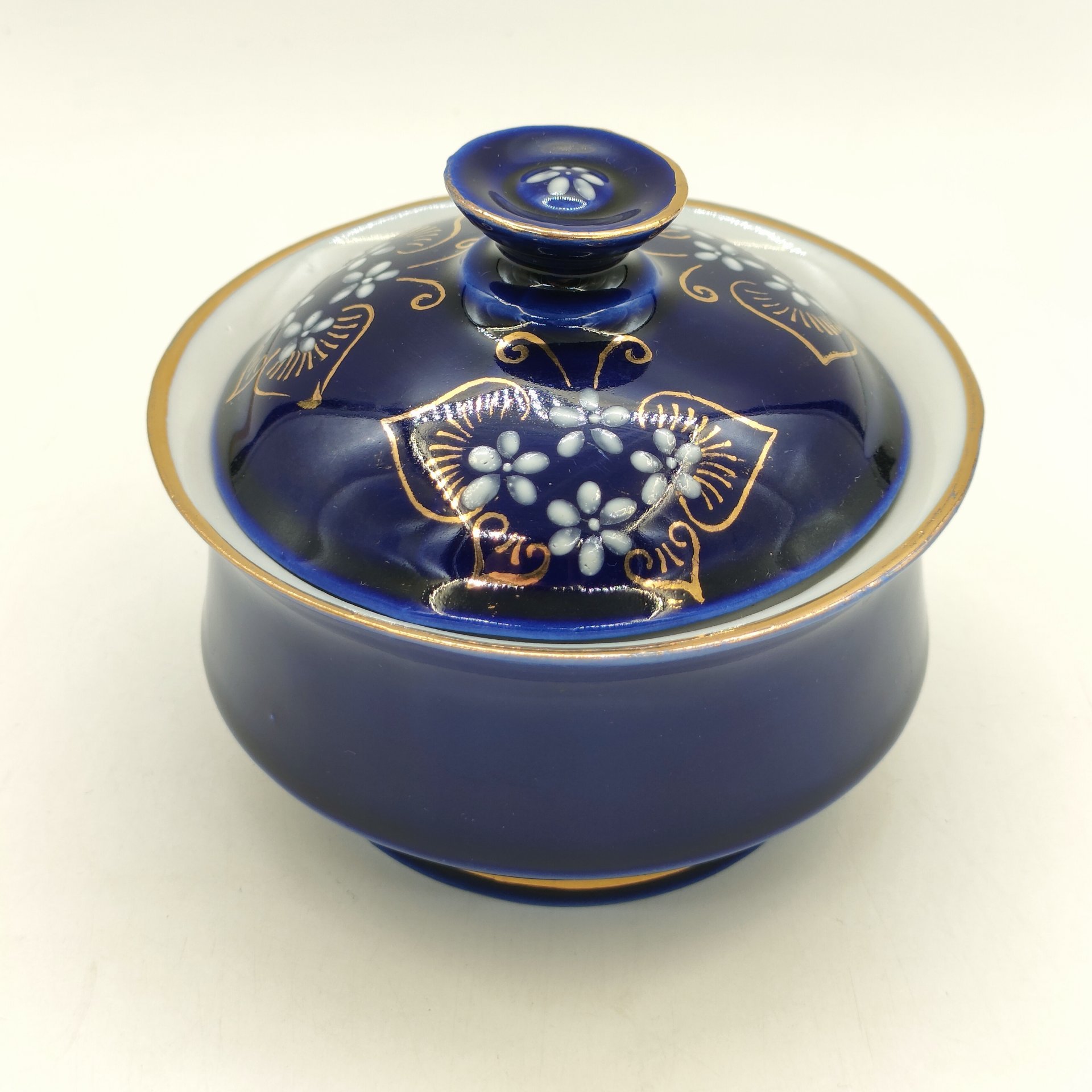 Сахарница с изящным растительным узором, фарфор, крытье кобальтом, золочение, роспись, Бронницкий завод фарфоровых изделий «Возрождение», СССР, 1980-1990 гг.