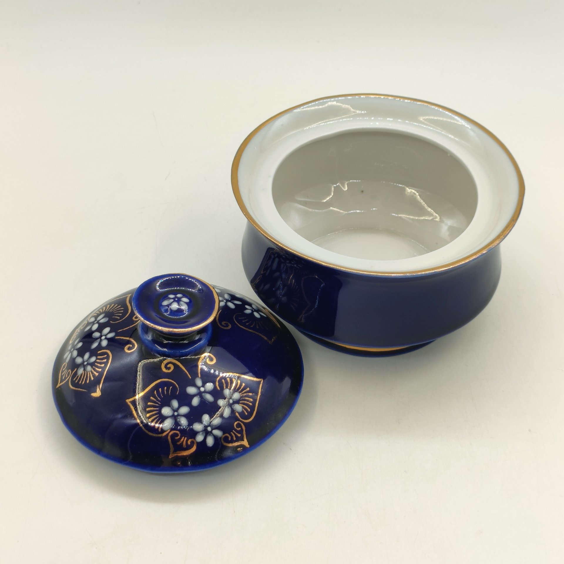 Сахарница с изящным растительным узором, фарфор, крытье кобальтом, золочение, роспись, Бронницкий завод фарфоровых изделий «Возрождение», СССР, 1980-1990 гг.