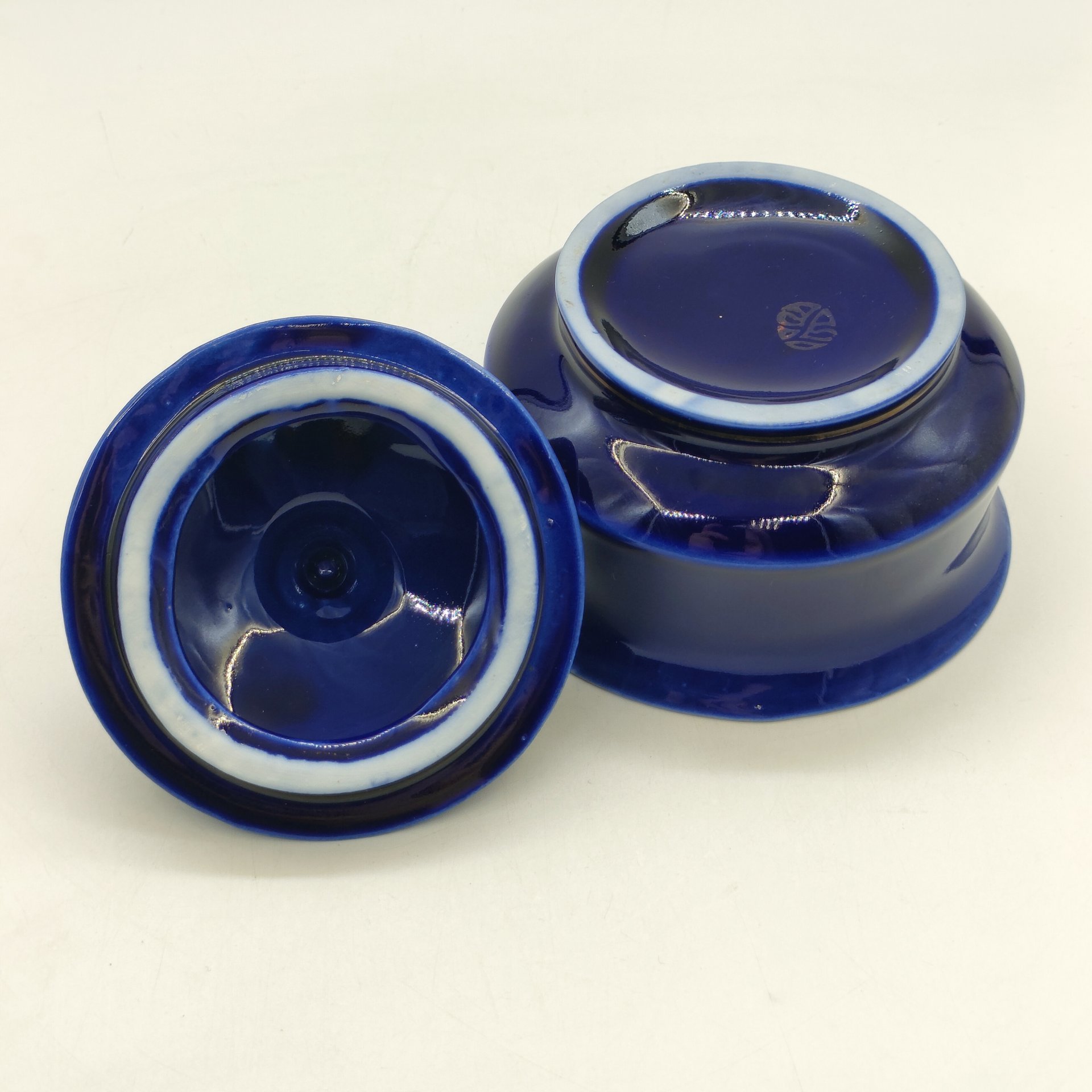 Сахарница с изящным растительным узором, фарфор, крытье кобальтом, золочение, роспись, Бронницкий завод фарфоровых изделий «Возрождение», СССР, 1980-1990 гг.