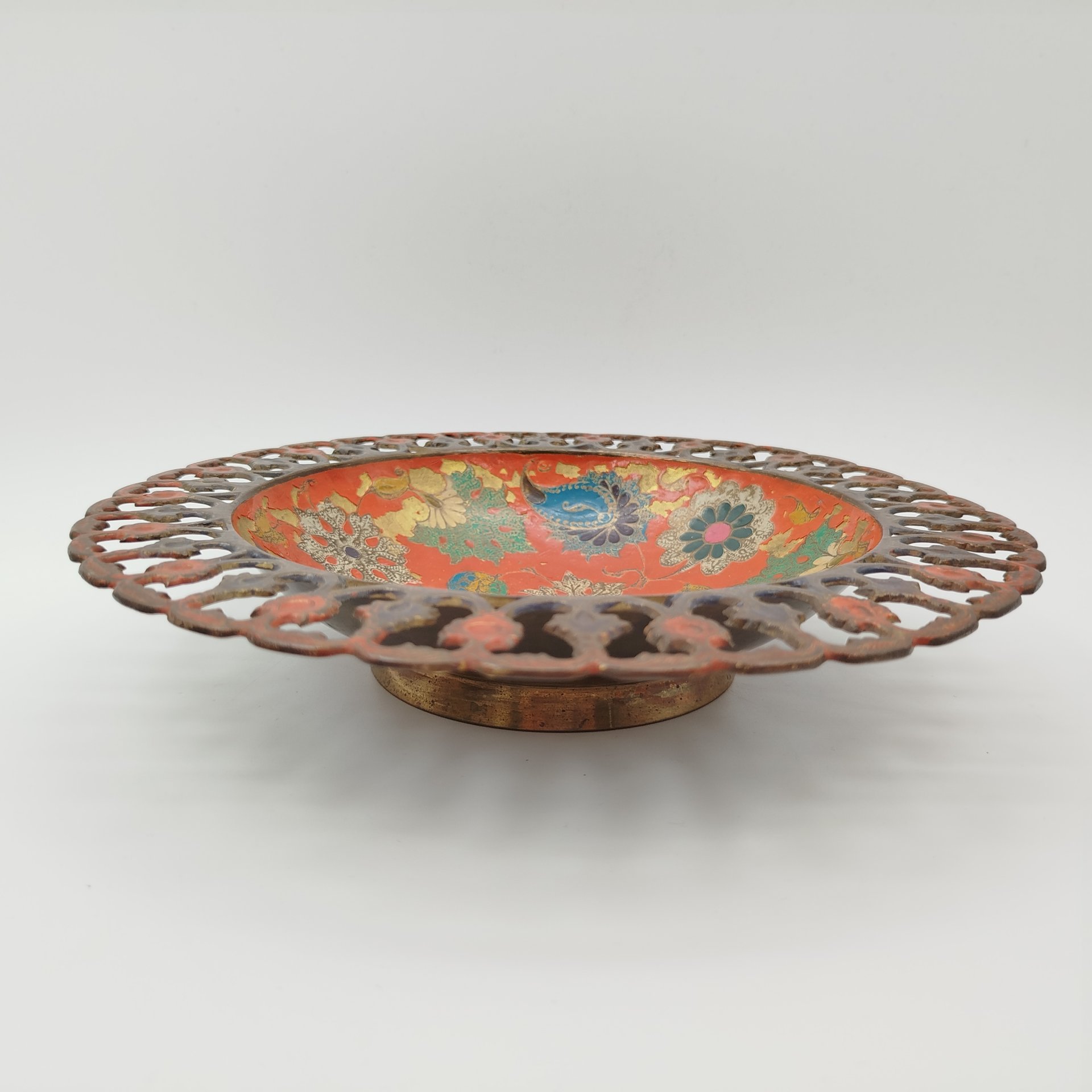 Конфетница (фруктовница) в восточном стиле с прорезным бортом, украшенная растительным декором, латунь, холодные эмали, гравировка, Индия, 1980-1990 гг.