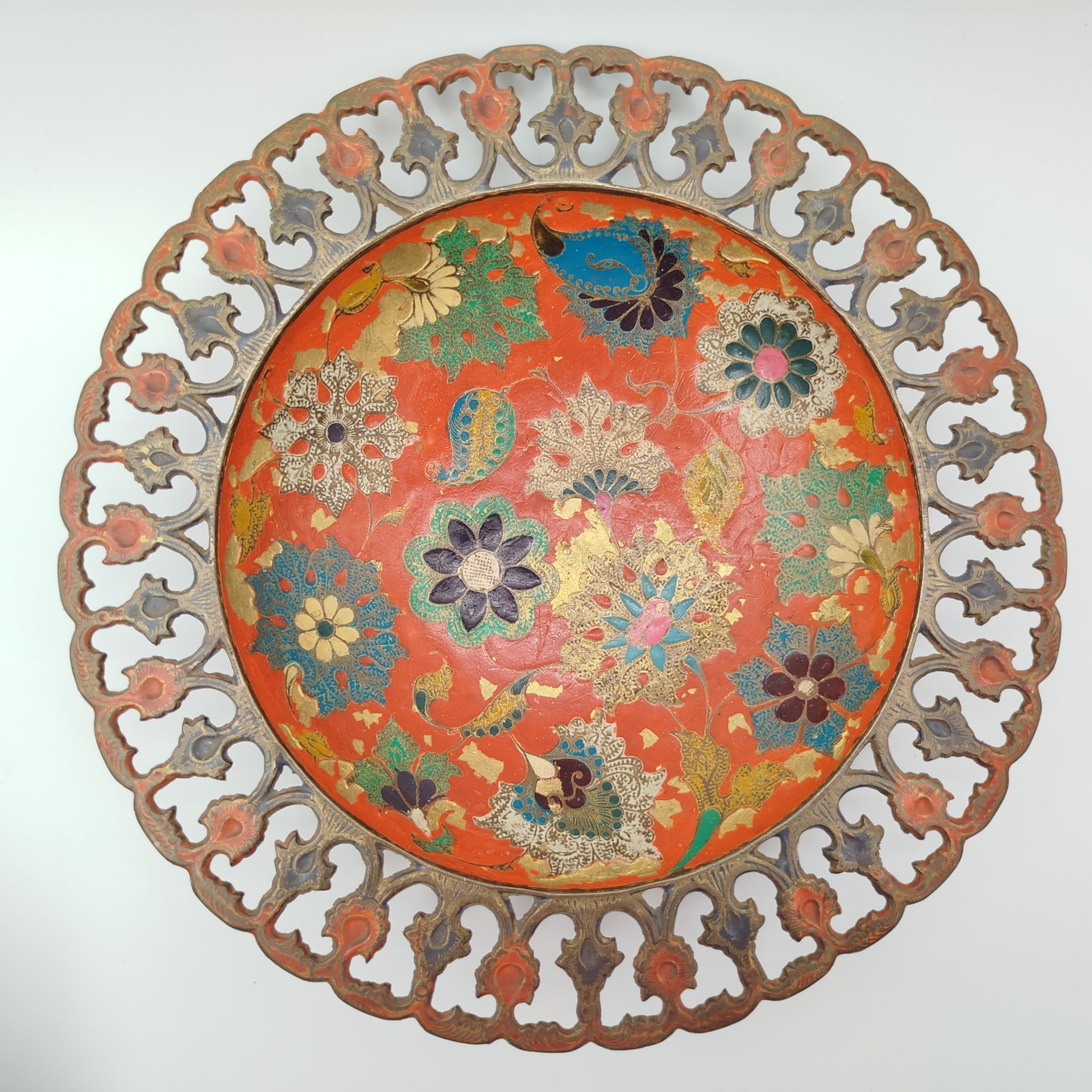 Конфетница (фруктовница) в восточном стиле с прорезным бортом, украшенная растительным декором, латунь, холодные эмали, гравировка, Индия, 1980-1990 гг.