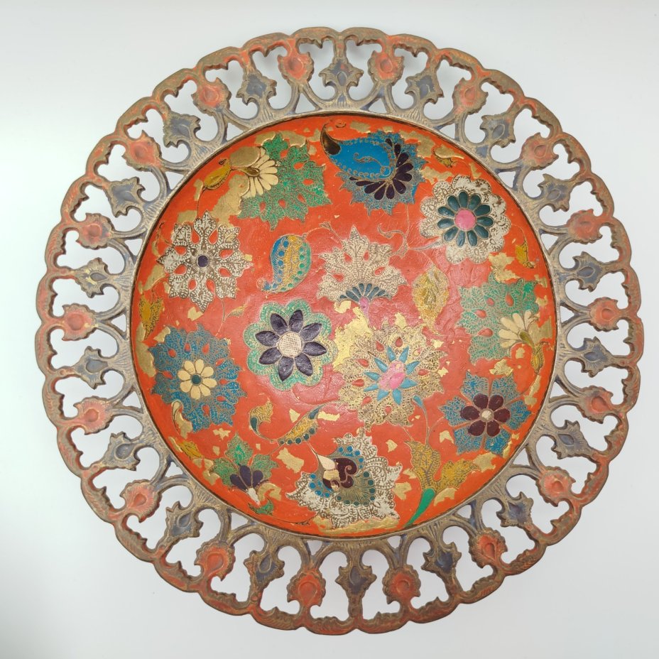 Конфетница (фруктовница) в восточном стиле с прорезным бортом, украшенная растительным декором