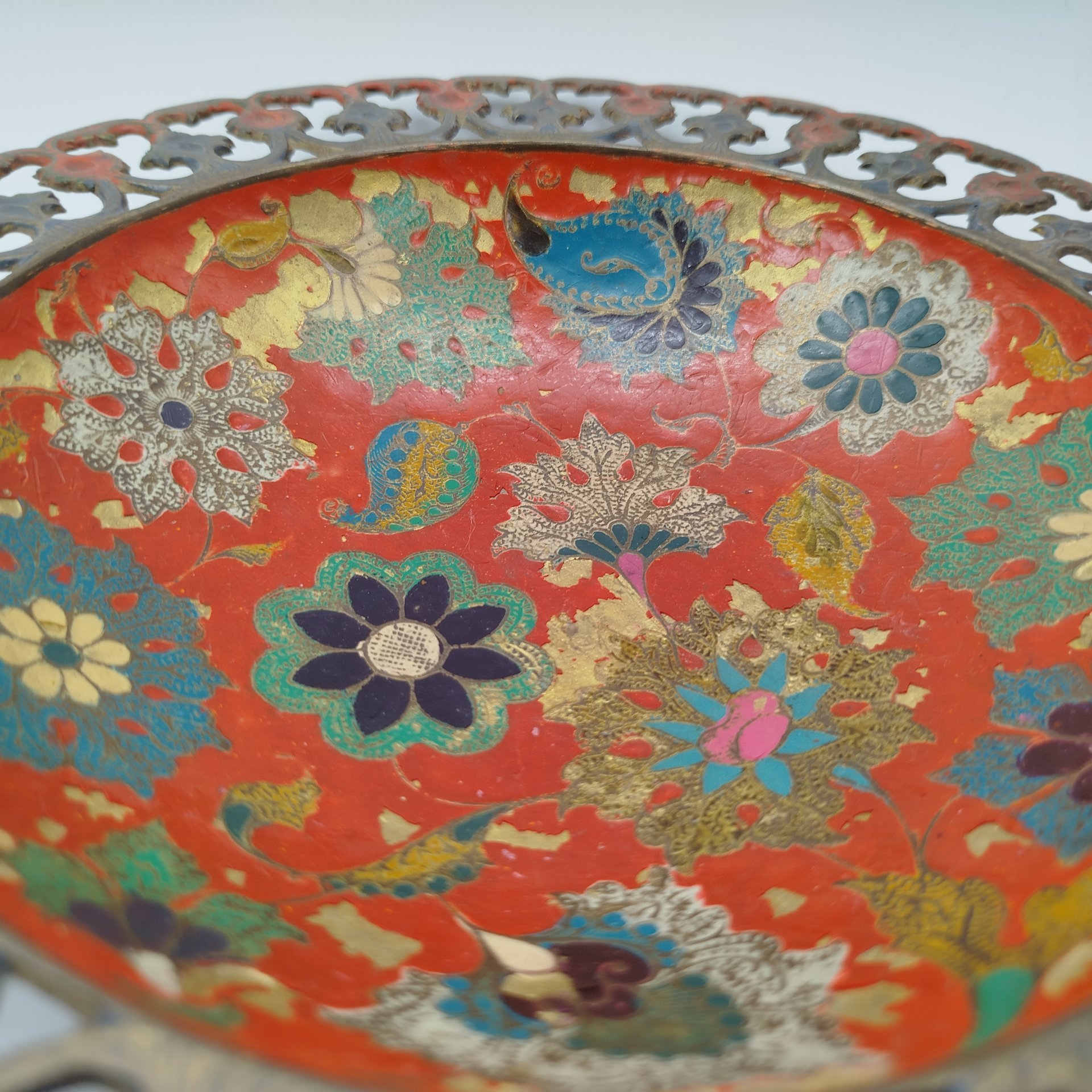 Конфетница (фруктовница) в восточном стиле с прорезным бортом, украшенная растительным декором, латунь, холодные эмали, гравировка, Индия, 1980-1990 гг.