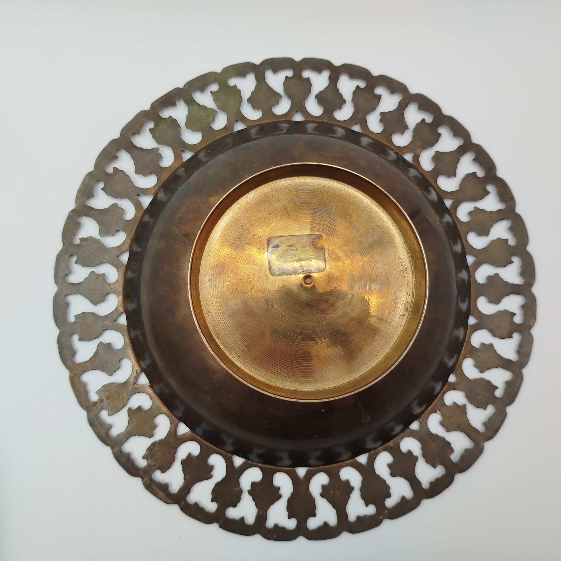 Конфетница (фруктовница) в восточном стиле с прорезным бортом, украшенная растительным декором, латунь, холодные эмали, гравировка, Индия, 1980-1990 гг.