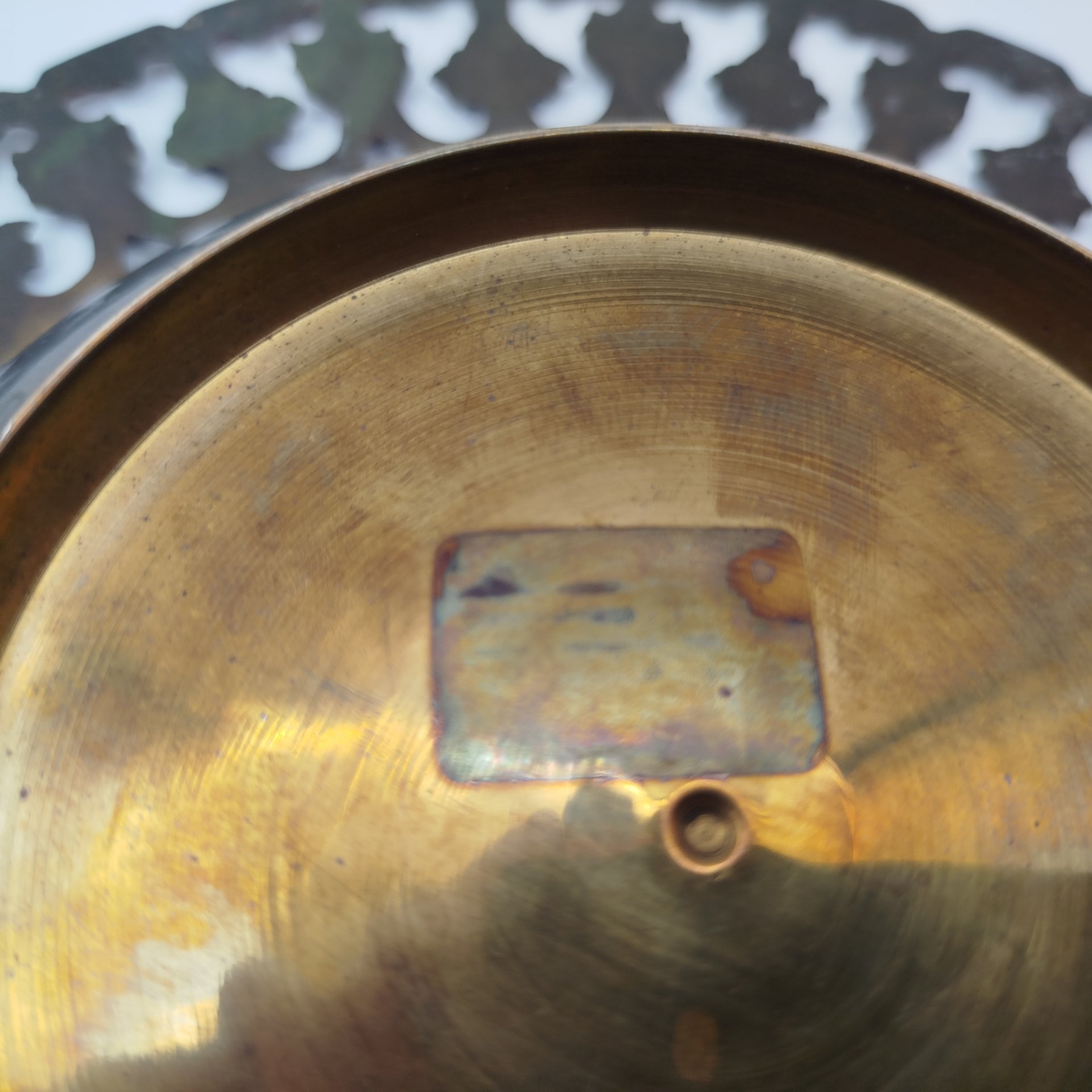 Конфетница (фруктовница) в восточном стиле с прорезным бортом, украшенная растительным декором, латунь, холодные эмали, гравировка, Индия, 1980-1990 гг.