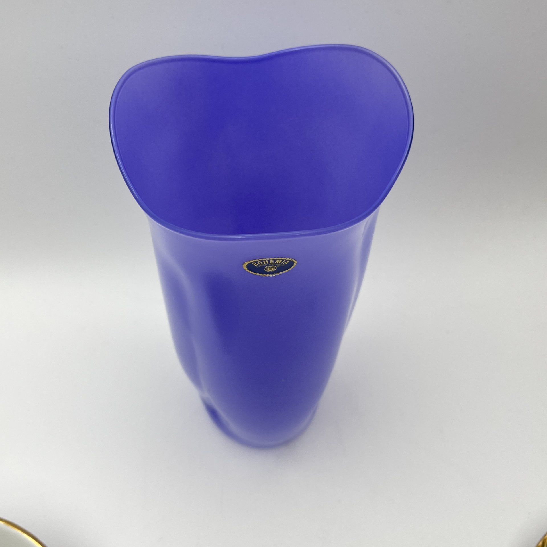 Ваза сиреневого оттенка в минималистичном стиле, стекло, Bohemia Crystal (Bohemia Glass), Чехия, 2000-2020 гг.