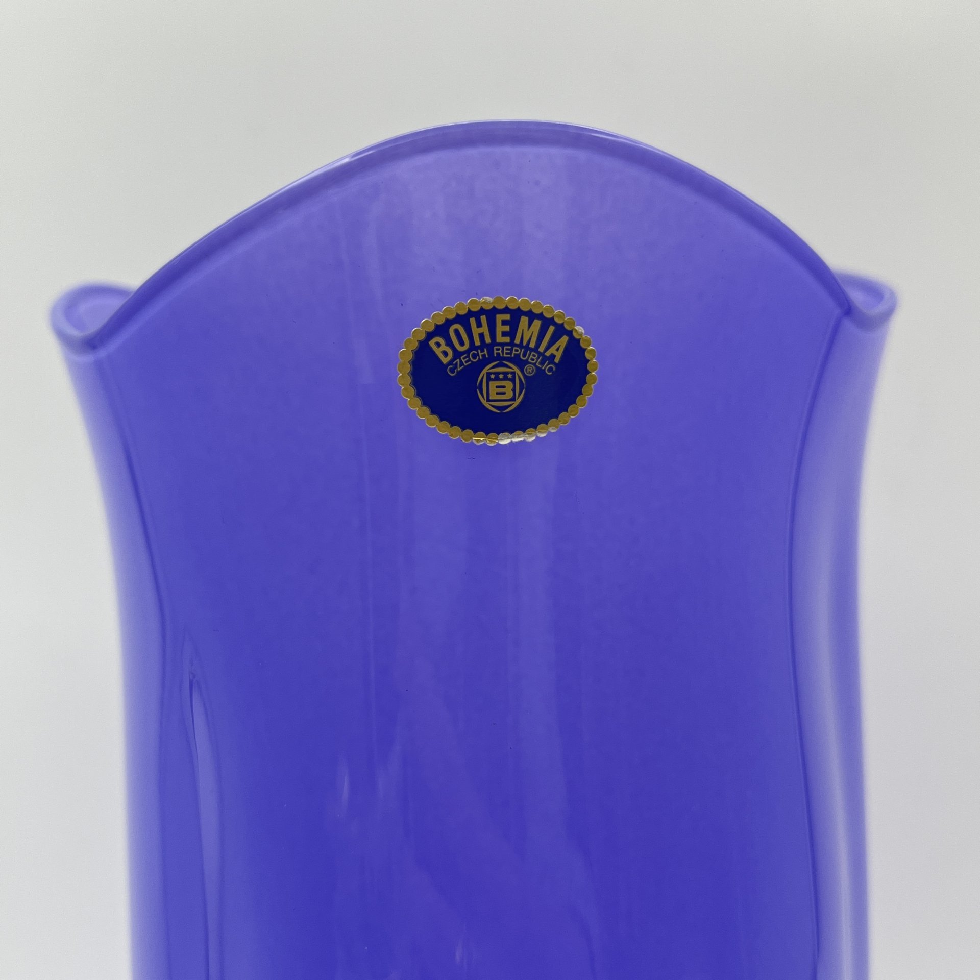 Ваза сиреневого оттенка в минималистичном стиле, стекло, Bohemia Crystal (Bohemia Glass), Чехия, 2000-2020 гг.