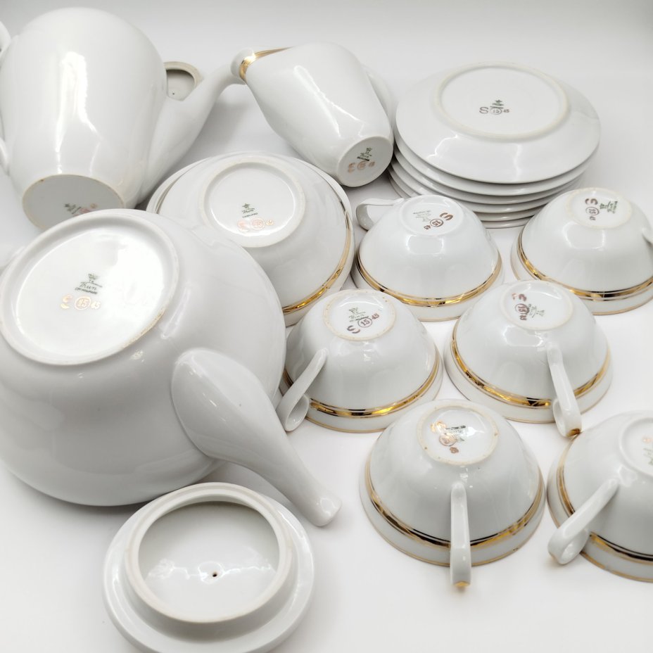 Сервиз чайно-кофейный на 6 персон, украшенный ленточным орнаментом (16 предметов), фарфор, золочение, Thun (Тун), Чехословакия, 1918-1945 гг.