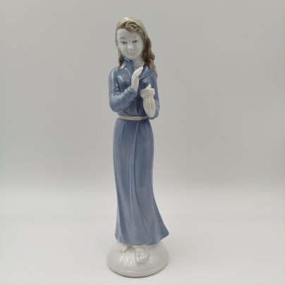 Статуэтка " Женщина со свечой" ("Перед сном"), фарфор, VEB Porzellanfiguren Lippelsdorf (Липпельсдорф), ГДР, 1974-1990 гг.