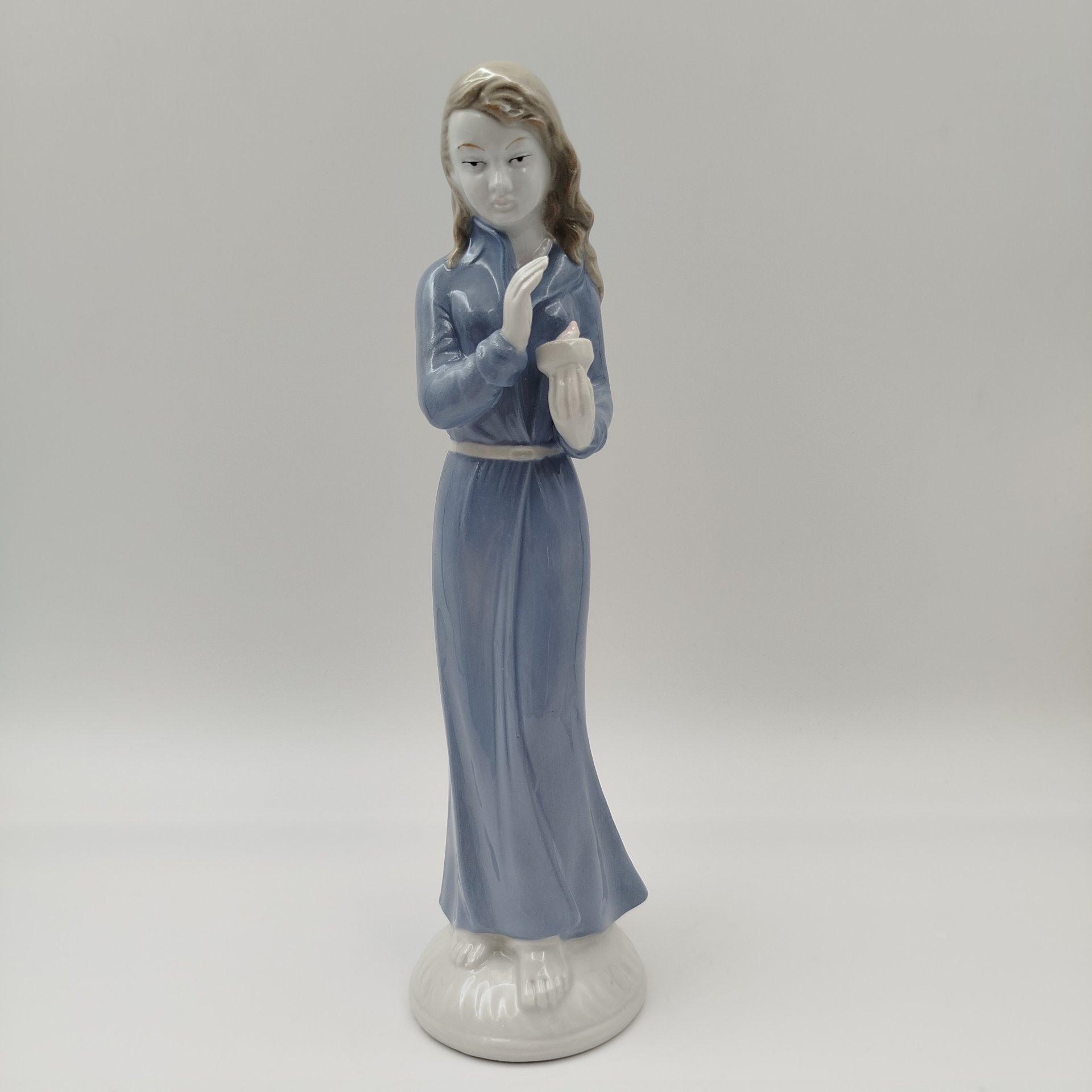 Статуэтка " Женщина со свечой" ("Перед сном"), фарфор, VEB Porzellanfiguren Lippelsdorf (Липпельсдорф), ГДР, 1974-1990 гг.