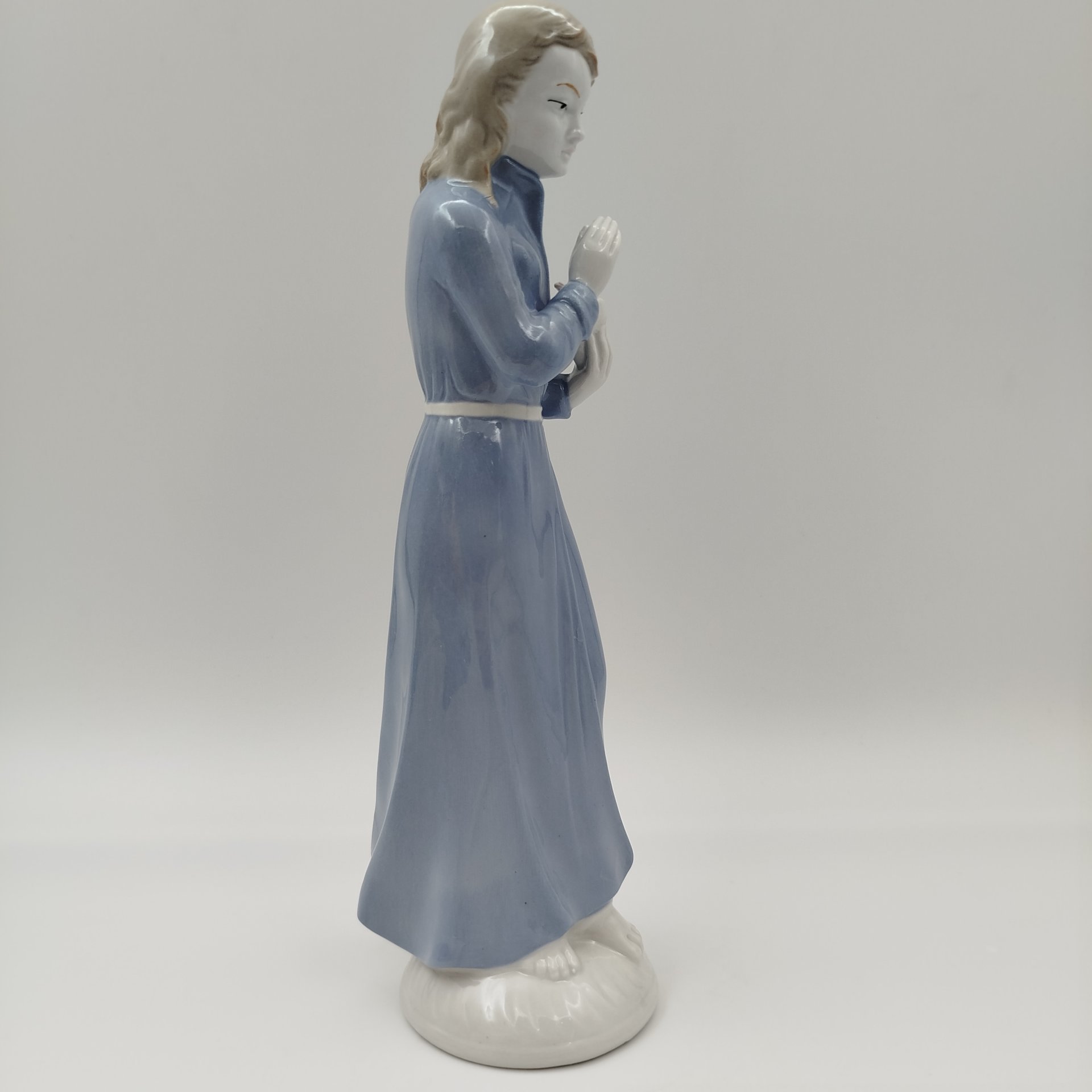 Статуэтка " Женщина со свечой" ("Перед сном"), фарфор, VEB Porzellanfiguren Lippelsdorf (Липпельсдорф), ГДР, 1974-1990 гг.