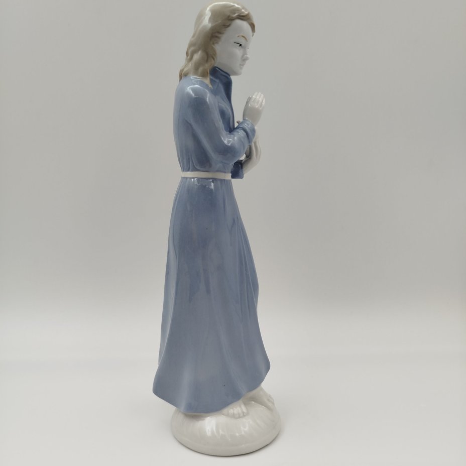 Статуэтка " Женщина со свечой" ("Перед сном"), фарфор, VEB Porzellanfiguren Lippelsdorf (Липпельсдорф), ГДР, 1974-1990 гг.