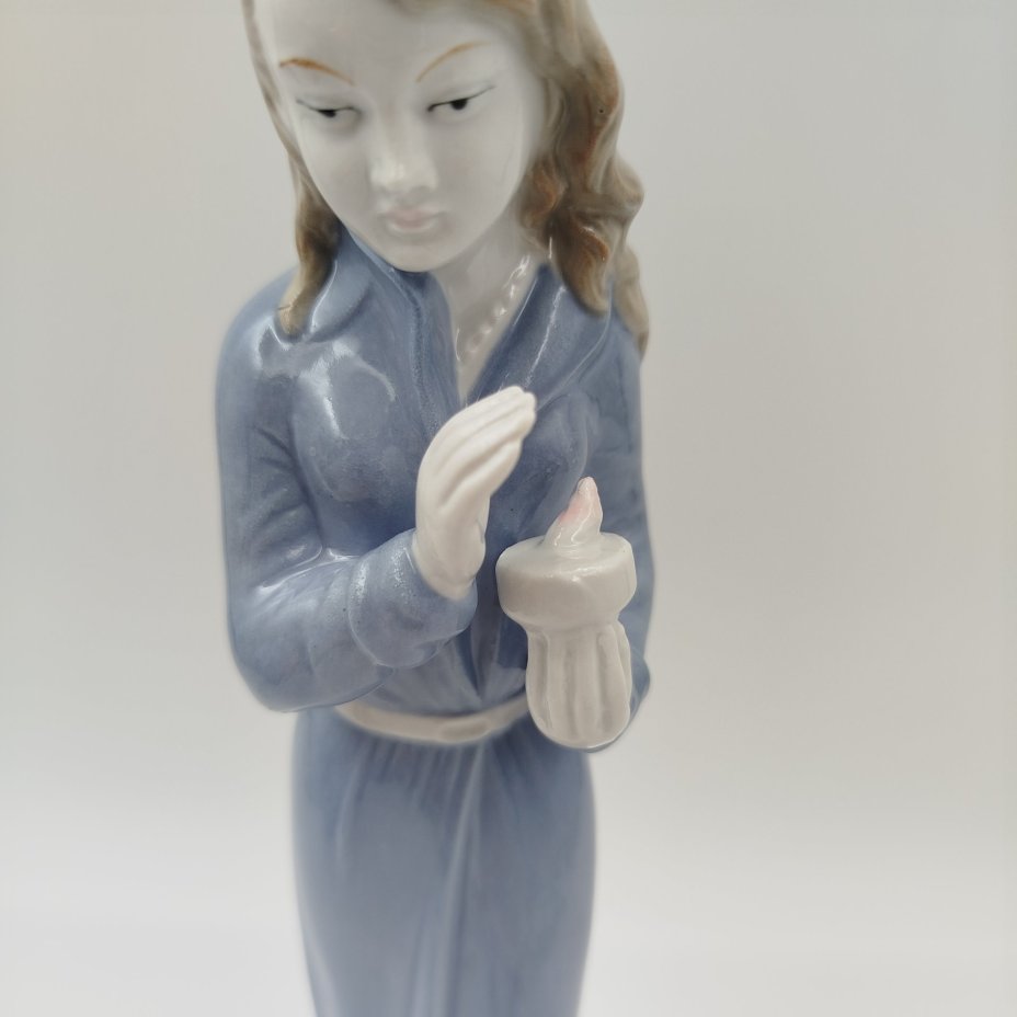 Статуэтка " Женщина со свечой" ("Перед сном"), фарфор, VEB Porzellanfiguren Lippelsdorf (Липпельсдорф), ГДР, 1974-1990 гг.