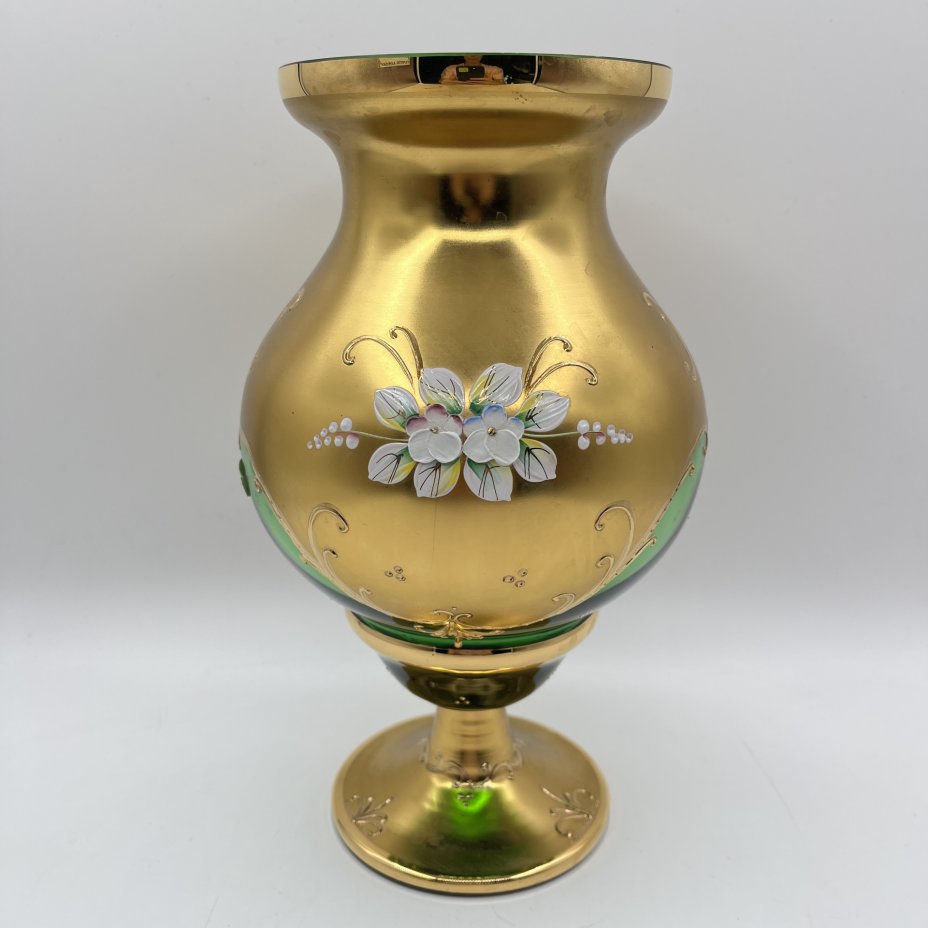 Ваза для цветов, украшенная лепным цветочным декором, Bohemia Crystal (Bohemia Glass)