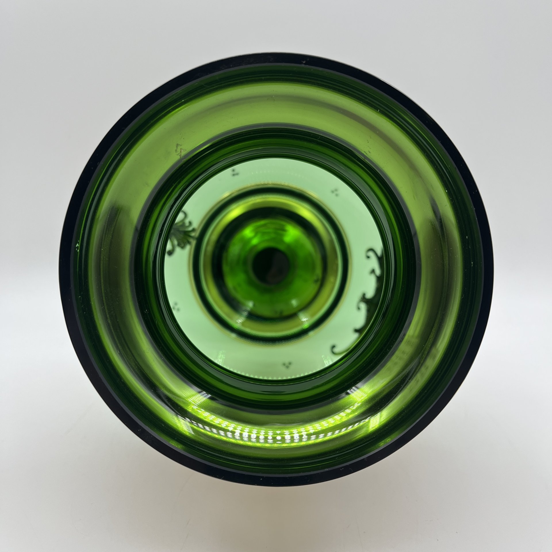 Ваза для цветов, украшенная лепным цветочным декором — фото 4