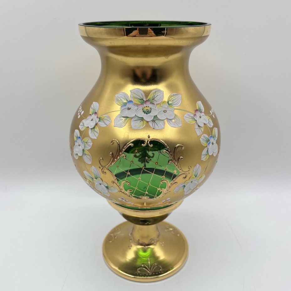 Ваза для цветов, украшенная лепным цветочным декором, Bohemia Crystal (Bohemia Glass)