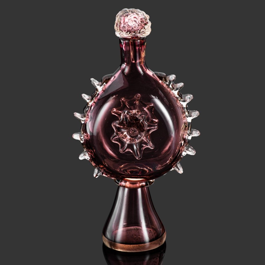 Штоф  марганцевого цвета на высокой ножке  с лепным декором, автор Черняк Франц Андреевич (1938-2025 гг.) (?), стекло, гутная техника, Львовская керамико-скульптурная фабрика (ЛКСФ), СССР, 1970-1990 гг.