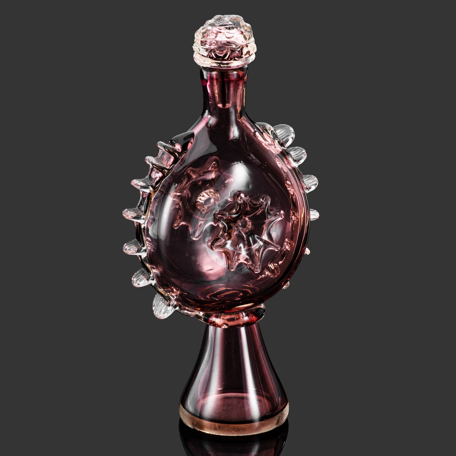 Штоф  марганцевого цвета на высокой ножке  с лепным декором, автор Черняк Франц Андреевич (1938-2025 гг.) (?), стекло, гутная техника, Львовская керамико-скульптурная фабрика (ЛКСФ), СССР, 1970-1990 гг.