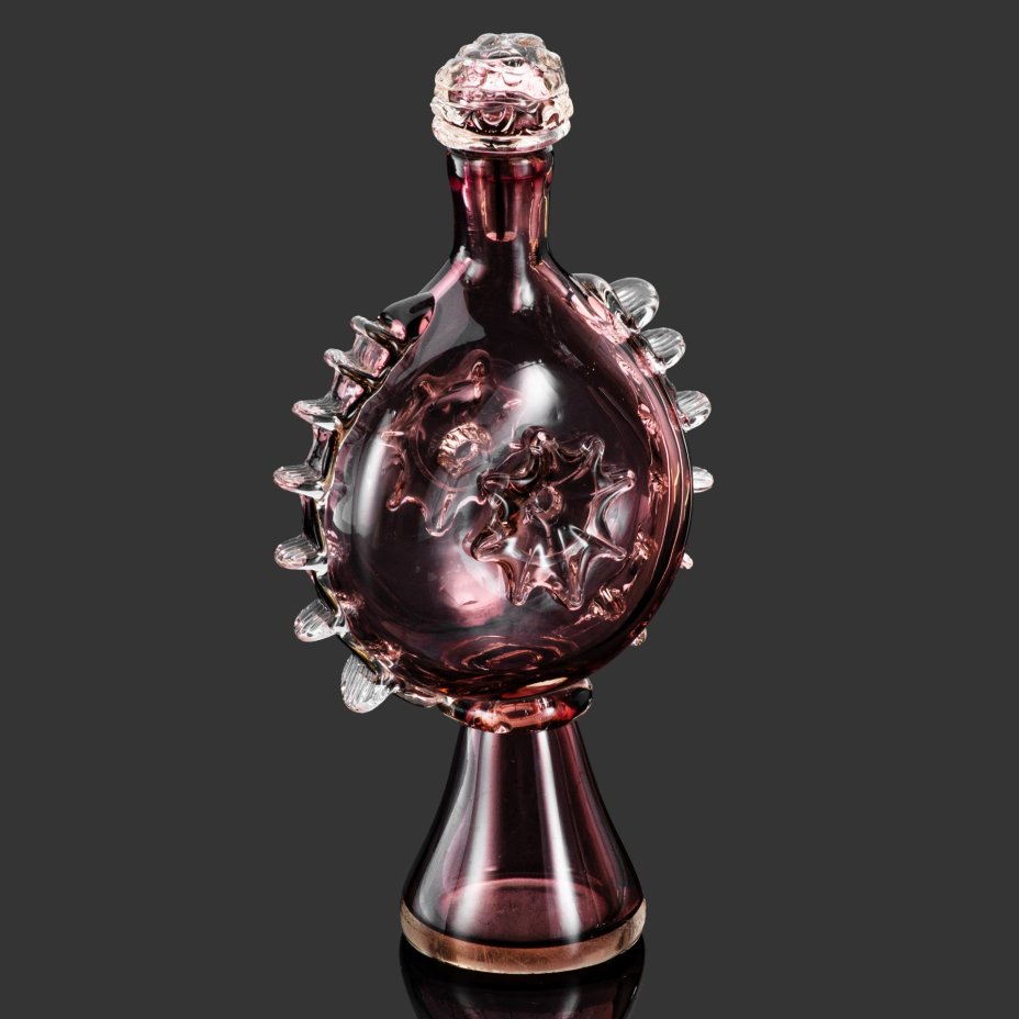 Штоф  марганцевого цвета на высокой ножке  с лепным декором, автор Черняк Франц Андреевич (1938-2025 гг.) (?), стекло, гутная техника, Львовская керамико-скульптурная фабрика (ЛКСФ), СССР, 1970-1990 гг.