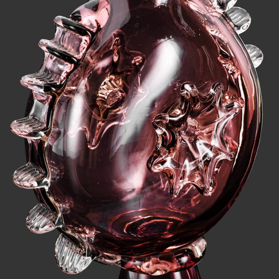 Штоф  марганцевого цвета на высокой ножке  с лепным декором, автор Черняк Франц Андреевич (1938-2025 гг.) (?), стекло, гутная техника, Львовская керамико-скульптурная фабрика (ЛКСФ), СССР, 1970-1990 гг.