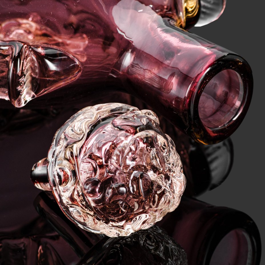 Штоф  марганцевого цвета на высокой ножке  с лепным декором, автор Черняк Франц Андреевич (1938-2025 гг.) (?), стекло, гутная техника, Львовская керамико-скульптурная фабрика (ЛКСФ), СССР, 1970-1990 гг.