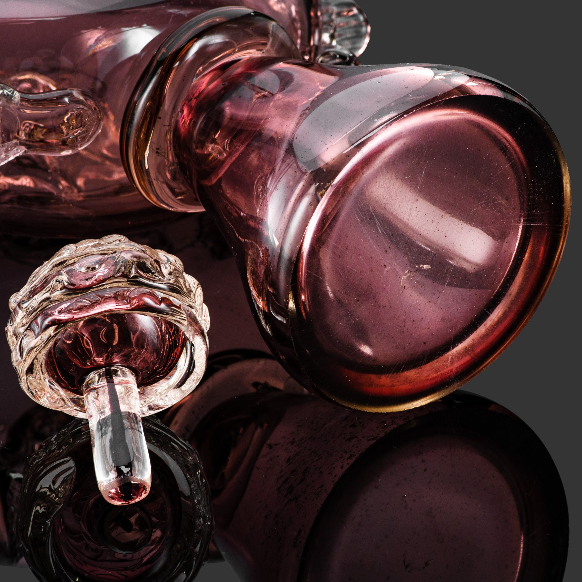 Штоф  марганцевого цвета на высокой ножке  с лепным декором, автор Черняк Франц Андреевич (1938-2025 гг.) (?), стекло, гутная техника, Львовская керамико-скульптурная фабрика (ЛКСФ), СССР, 1970-1990 гг.