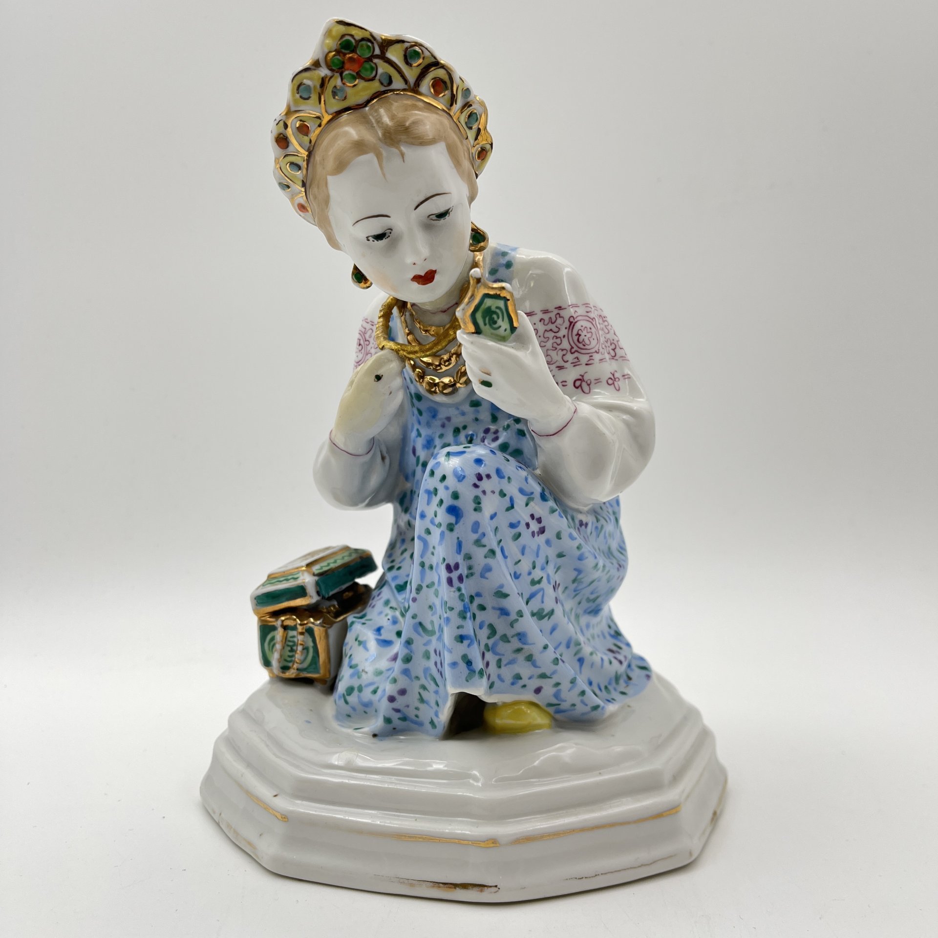 Статуэтка "Малахитовая шкатулка" ("Танюшка и тятино подаренье"), скульптор О.М. Богданова, фарфор, роспись, золочение, Ленинградский завод фарфоровых изделий (ЛЗФИ), СССР, 1952-1956 гг.