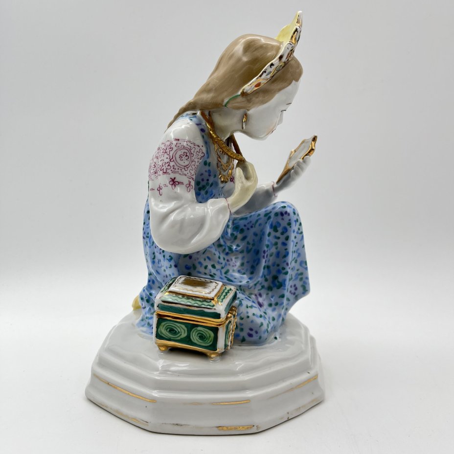 Статуэтка "Малахитовая шкатулка" ("Танюшка и тятино подаренье"), скульптор О.М. Богданова, фарфор, роспись, золочение, Ленинградский завод фарфоровых изделий (ЛЗФИ), СССР, 1952-1956 гг.