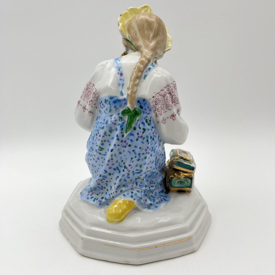 Статуэтка "Малахитовая шкатулка" ("Танюшка и тятино подаренье"), скульптор О.М. Богданова, фарфор, роспись, золочение, Ленинградский завод фарфоровых изделий (ЛЗФИ), СССР, 1952-1956 гг.