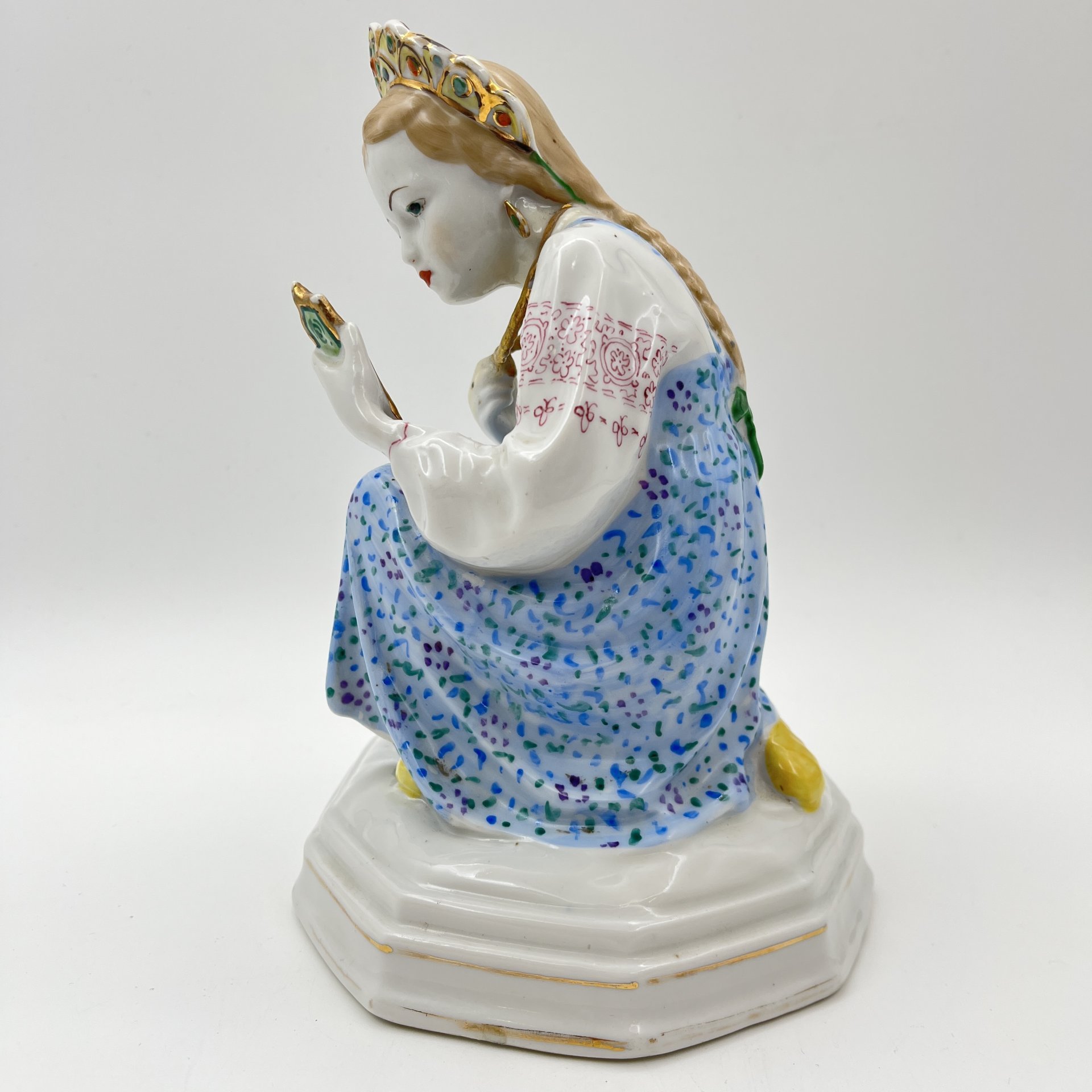 Статуэтка "Малахитовая шкатулка" ("Танюшка и тятино подаренье"), скульптор О.М. Богданова, фарфор, роспись, золочение, Ленинградский завод фарфоровых изделий (ЛЗФИ), СССР, 1952-1956 гг.