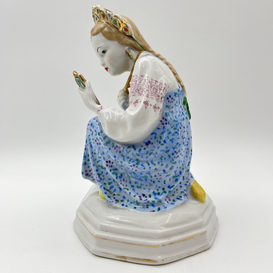 Статуэтка "Малахитовая шкатулка" ("Танюшка и тятино подаренье"), скульптор О.М. Богданова, фарфор, роспись, золочение, Ленинградский завод фарфоровых изделий (ЛЗФИ), СССР, 1952-1956 гг.