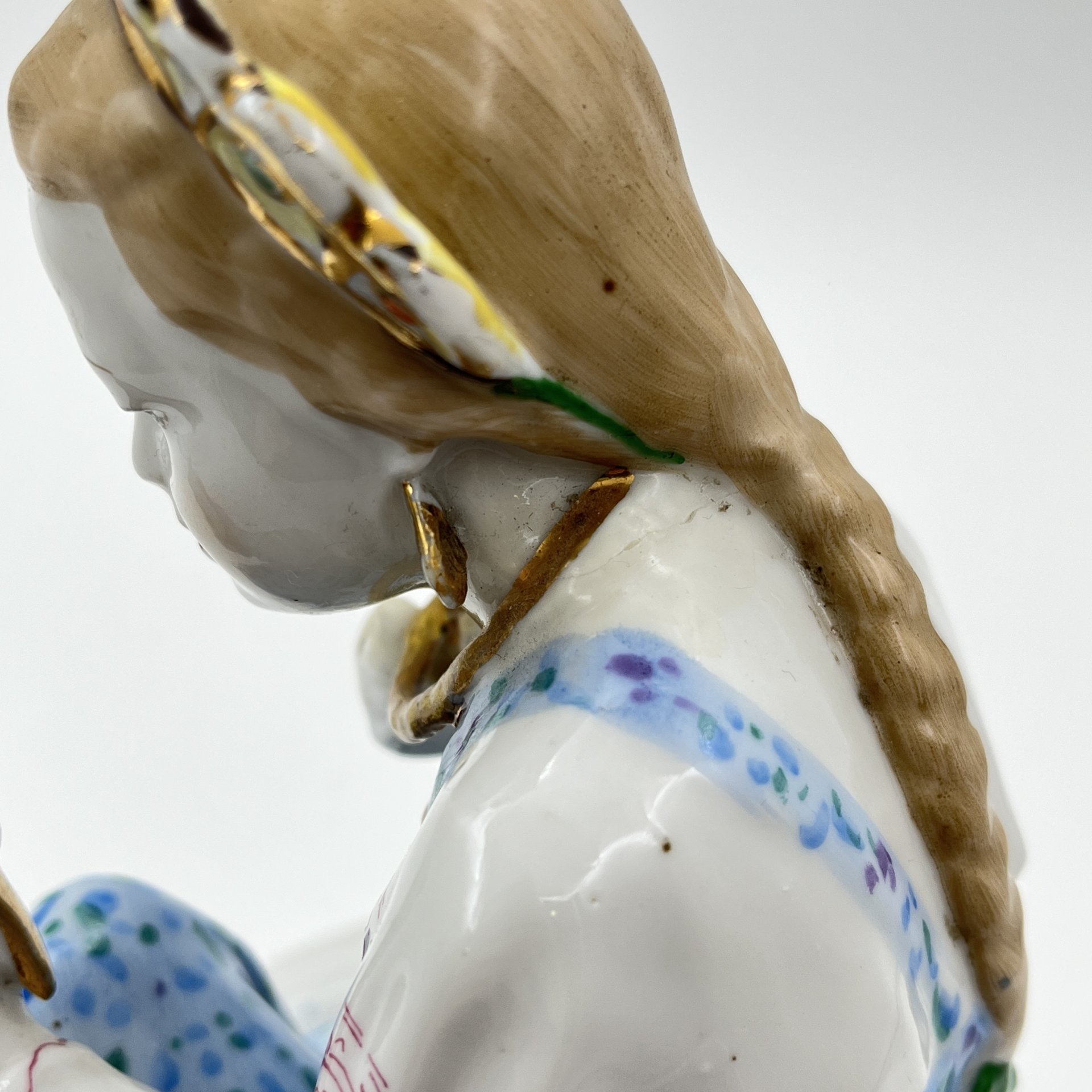 Статуэтка "Малахитовая шкатулка" ("Танюшка и тятино подаренье"), скульптор О.М. Богданова, фарфор, роспись, золочение, Ленинградский завод фарфоровых изделий (ЛЗФИ), СССР, 1952-1956 гг.