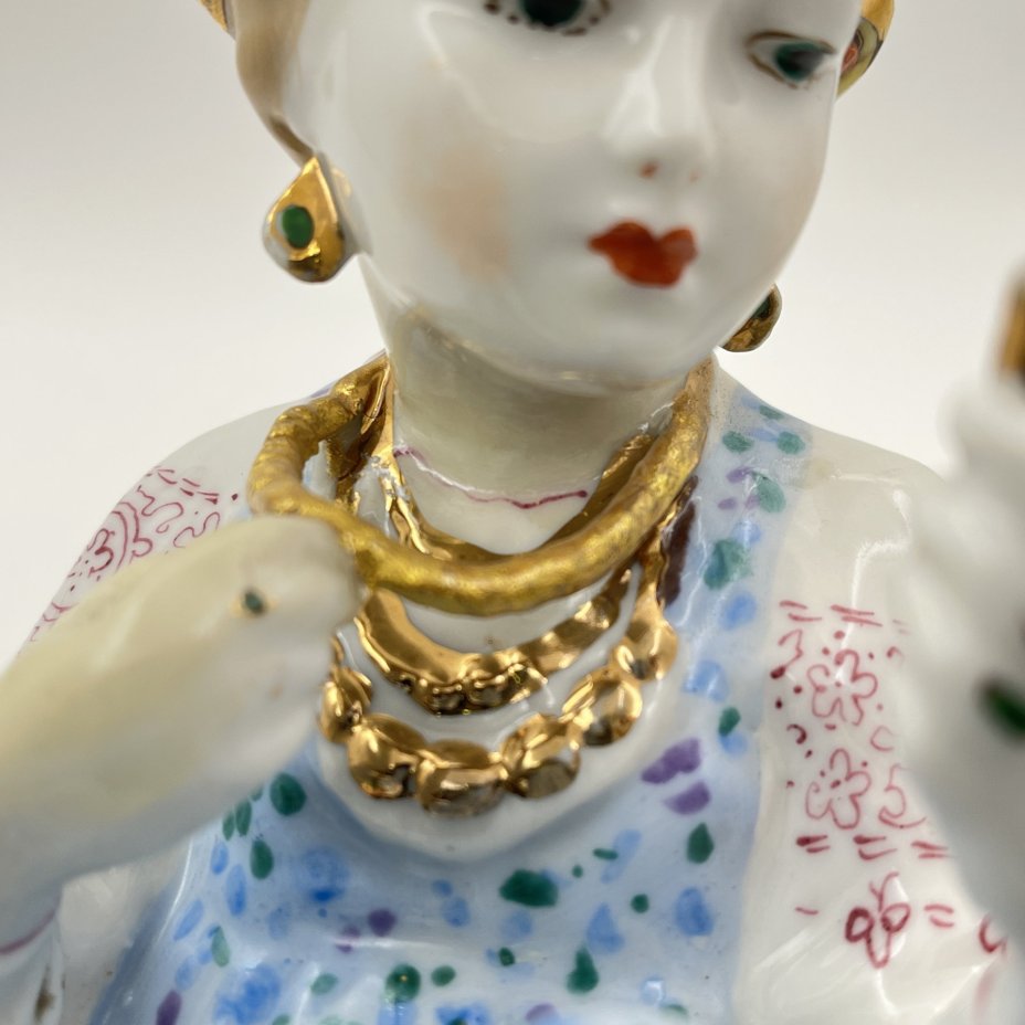 Статуэтка "Малахитовая шкатулка" ("Танюшка и тятино подаренье"), скульптор О.М. Богданова, фарфор, роспись, золочение, Ленинградский завод фарфоровых изделий (ЛЗФИ), СССР, 1952-1956 гг.