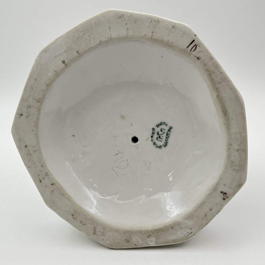 Статуэтка "Малахитовая шкатулка" ("Танюшка и тятино подаренье"), скульптор О.М. Богданова, фарфор, роспись, золочение, Ленинградский завод фарфоровых изделий (ЛЗФИ), СССР, 1952-1956 гг.