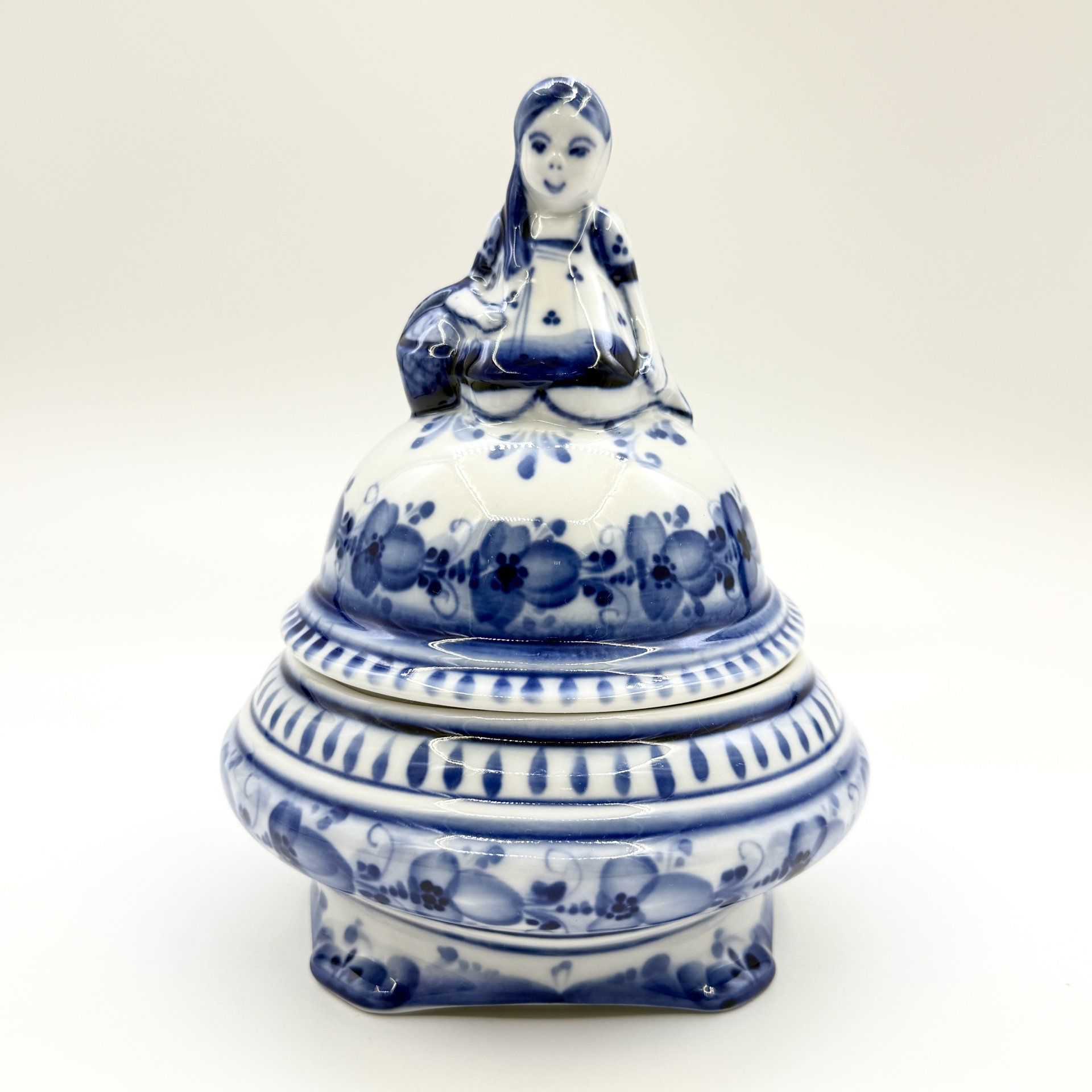 Шкатулка "Девочка с корзинкой", автор Колпакова, фарфор, роспись, Россия, 1991-2010 гг.