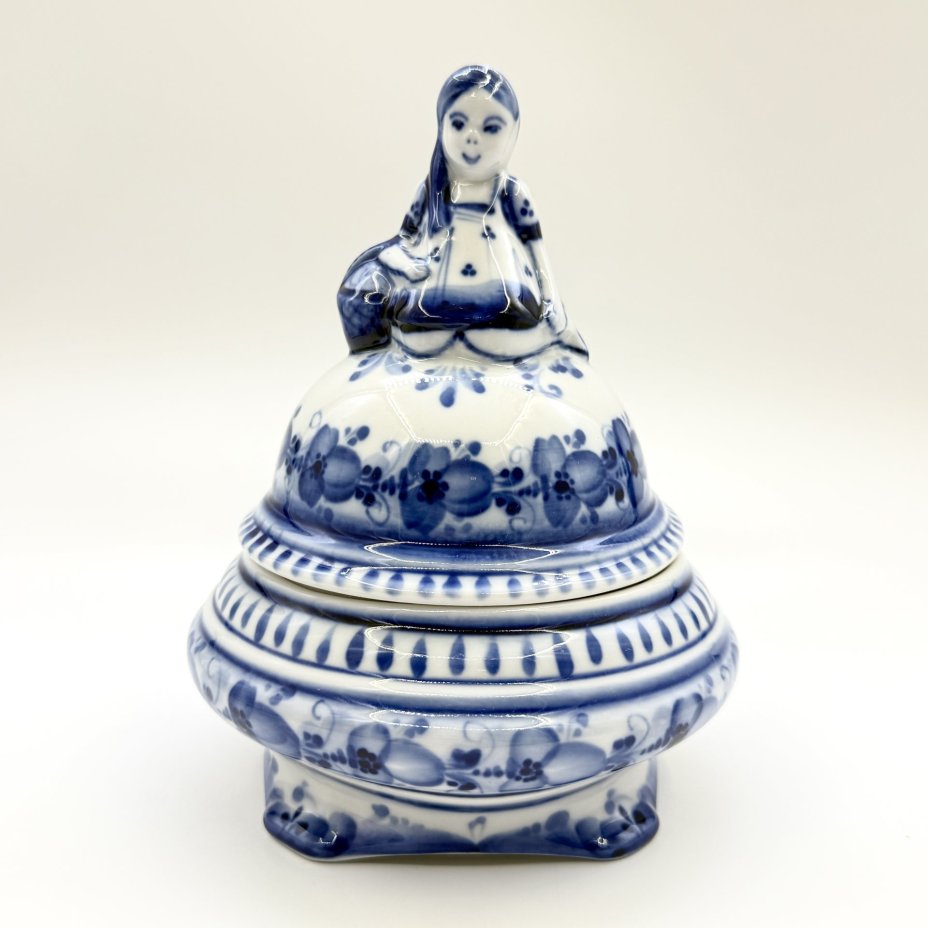 Шкатулка "Девочка с корзинкой", автор Колпакова, фарфор, роспись, Россия, 1991-2010 гг.