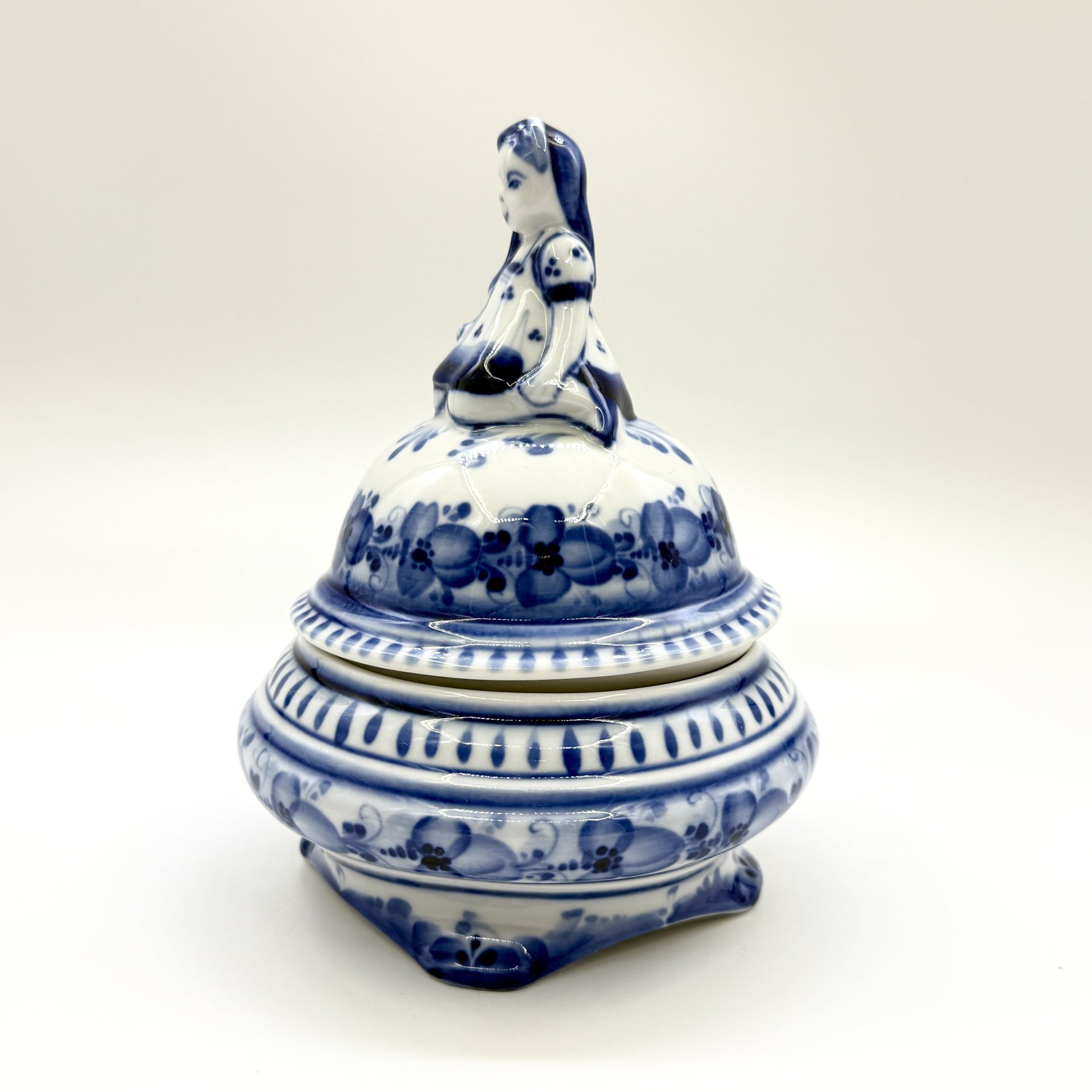 Шкатулка "Девочка с корзинкой", автор Колпакова, фарфор, роспись, Россия, 1991-2010 гг.