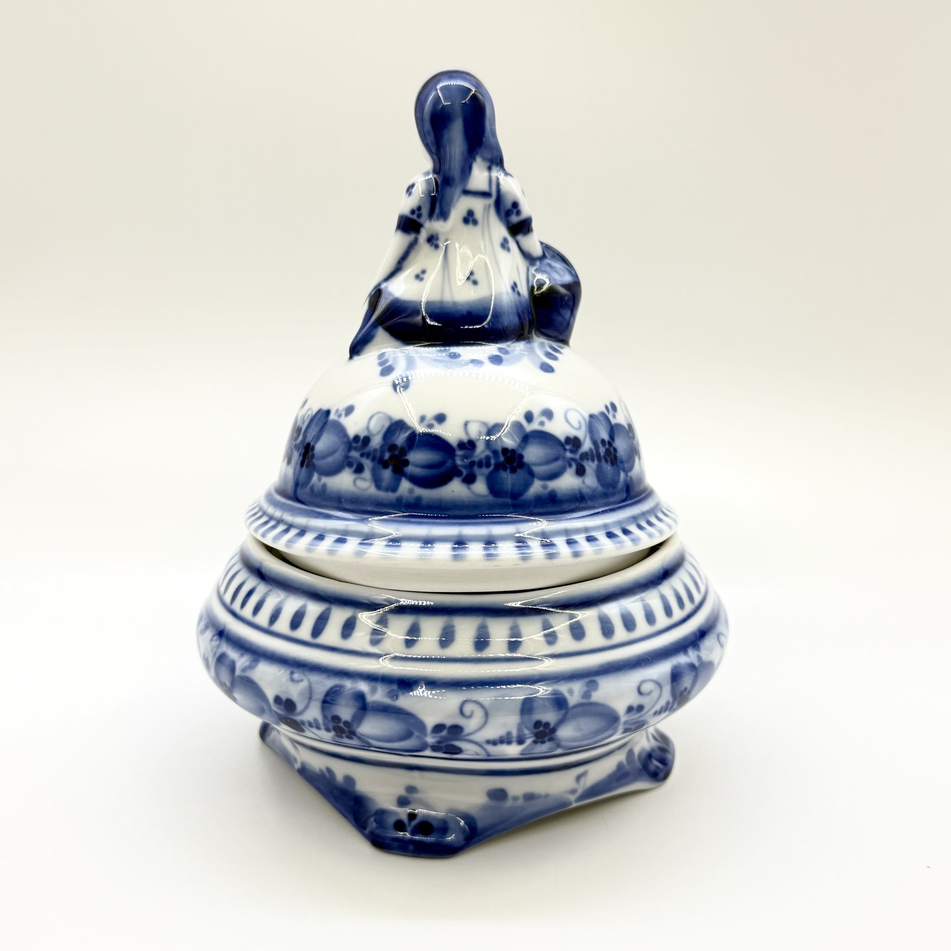 Шкатулка "Девочка с корзинкой", автор Колпакова, фарфор, роспись, Россия, 1991-2010 гг.