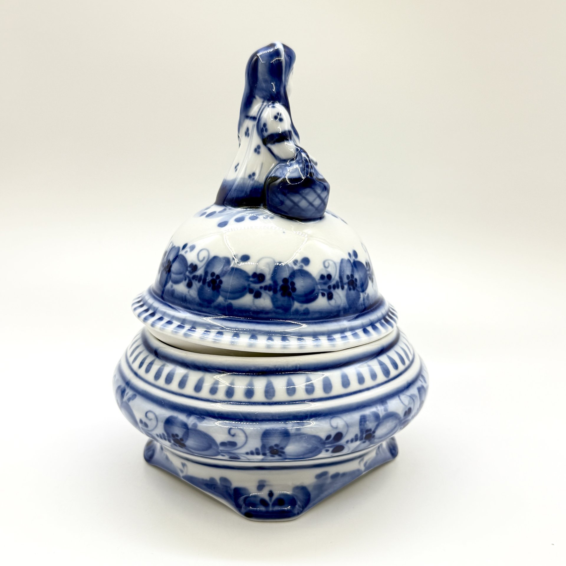 Шкатулка "Девочка с корзинкой", автор Колпакова, фарфор, роспись, Россия, 1991-2010 гг.