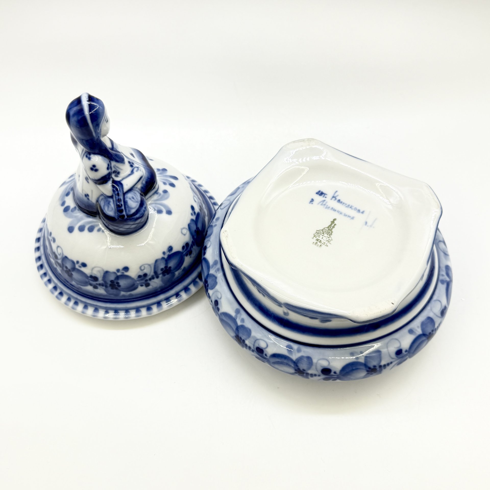 Шкатулка "Девочка с корзинкой", автор Колпакова, фарфор, роспись, Россия, 1991-2010 гг.