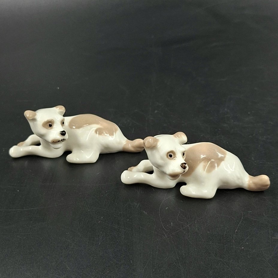 Пара миниатюрных статуэток "Дворняжки", скульптор Н.Е. Муратов, фарфор, роспись, Ленинградский фарфоровый завод (ЛФЗ), СССР, 1970-1990 гг.